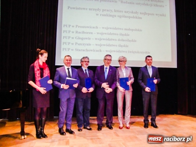 Zdjęcie w galerii na portalu naszraciborz.pl: Wyr&oacute;żnienie oraz nagroda dla Powiatowego Urzędu Pracy w Raciborzu wiadomości z regionu