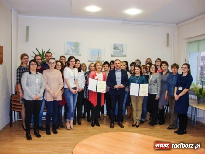 Zdjęcie w galerii na portalu naszraciborz.pl: Wyr&oacute;żnienie oraz nagroda dla Powiatowego Urzędu Pracy w Raciborzu wiadomości z regionu