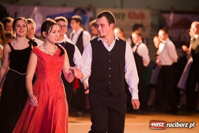 Zdjęcie w galerii na portalu naszraciborz.pl: X Jubileuszowa Karnawałowa Rewia Tańca w Arenie Rafako wiadomości z regionu