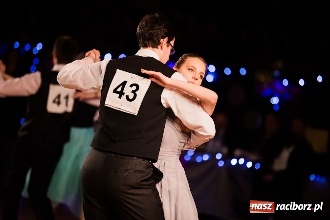 Zdjęcie w galerii na portalu naszraciborz.pl: X Jubileuszowa Karnawałowa Rewia Tańca w Arenie Rafako wiadomości z regionu