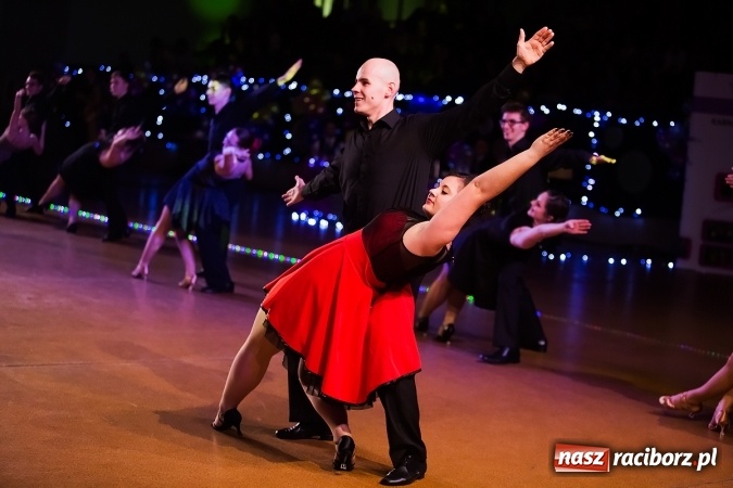 Zdjęcie w galerii na portalu naszraciborz.pl: X Jubileuszowa Karnawałowa Rewia Tańca w Arenie Rafako wiadomości z regionu