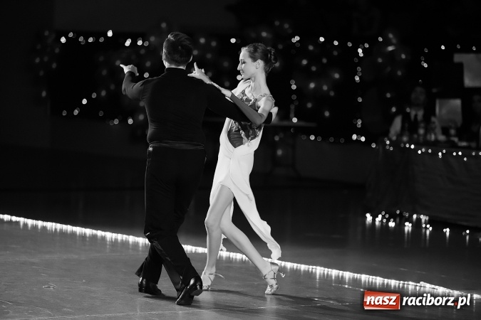 Zdjęcie w galerii na portalu naszraciborz.pl: X Jubileuszowa Karnawałowa Rewia Tańca w Arenie Rafako wiadomości z regionu