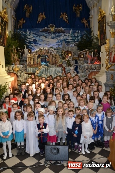 Zdjęcie w galerii na portalu naszraciborz.pl: Kolędowanie przy żłóbku - koncert w Tworkowie  wiadomości z regionu