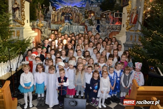 Zdjęcie w galerii na portalu naszraciborz.pl: Kolędowanie przy żłóbku - koncert w Tworkowie  wiadomości z regionu