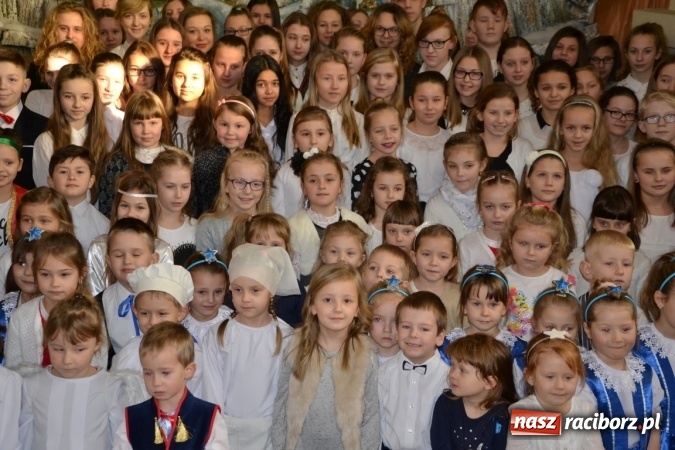 Zdjęcie w galerii na portalu naszraciborz.pl: Kolędowanie przy żłóbku - koncert w Tworkowie  wiadomości z regionu