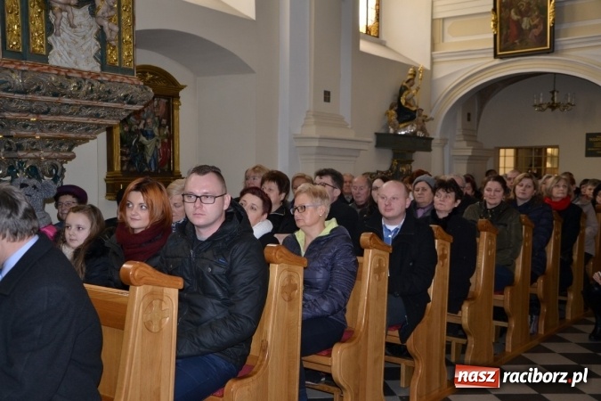 Zdjęcie w galerii na portalu naszraciborz.pl: Kolędowanie przy żłóbku - koncert w Tworkowie  wiadomości z regionu