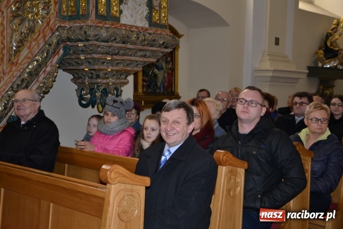 Zdjęcie w galerii na portalu naszraciborz.pl: Kolędowanie przy żłóbku - koncert w Tworkowie  wiadomości z regionu