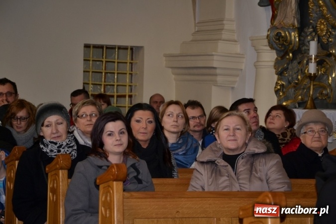 Zdjęcie w galerii na portalu naszraciborz.pl: Kolędowanie przy żłóbku - koncert w Tworkowie  wiadomości z regionu