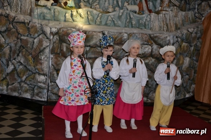 Zdjęcie w galerii na portalu naszraciborz.pl: Kolędowanie przy żłóbku - koncert w Tworkowie  wiadomości z regionu