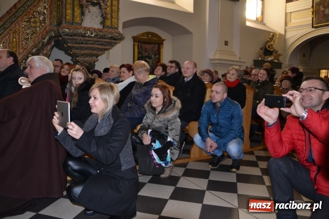 Zdjęcie w galerii na portalu naszraciborz.pl: Kolędowanie przy żłóbku - koncert w Tworkowie  wiadomości z regionu