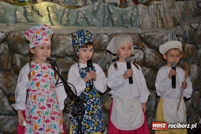 Zdjęcie w galerii na portalu naszraciborz.pl: Kolędowanie przy żłóbku - koncert w Tworkowie  wiadomości z regionu
