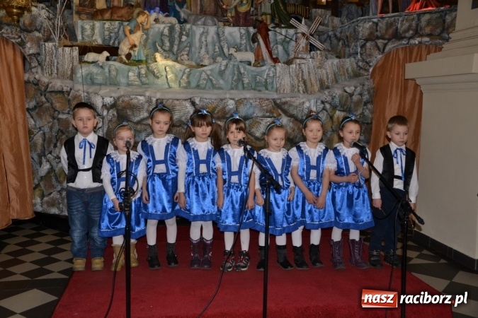 Zdjęcie w galerii na portalu naszraciborz.pl: Kolędowanie przy żłóbku - koncert w Tworkowie  wiadomości z regionu