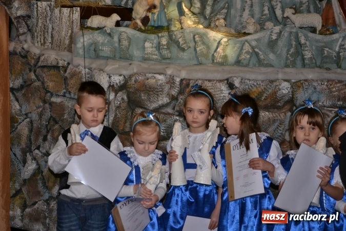 Zdjęcie w galerii na portalu naszraciborz.pl: Kolędowanie przy żłóbku - koncert w Tworkowie  wiadomości z regionu