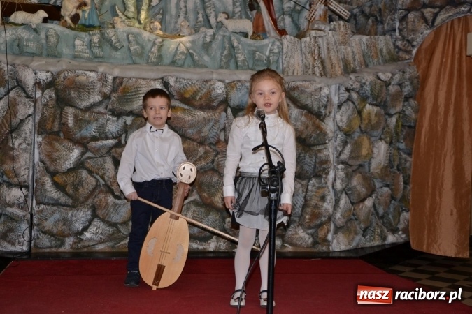 Zdjęcie w galerii na portalu naszraciborz.pl: Kolędowanie przy żłóbku - koncert w Tworkowie  wiadomości z regionu