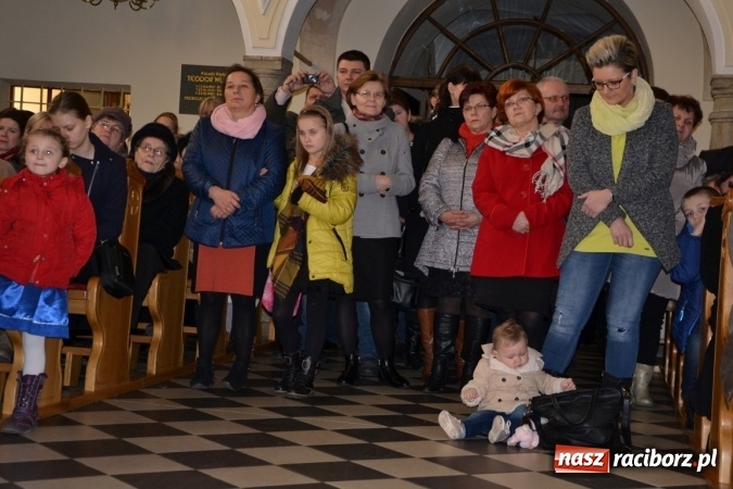 Zdjęcie w galerii na portalu naszraciborz.pl: Kolędowanie przy żłóbku - koncert w Tworkowie  wiadomości z regionu