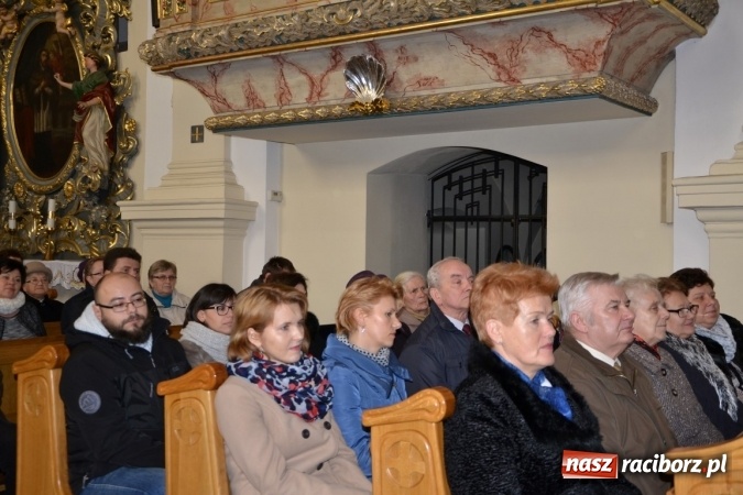 Zdjęcie w galerii na portalu naszraciborz.pl: Kolędowanie przy żłóbku - koncert w Tworkowie  wiadomości z regionu