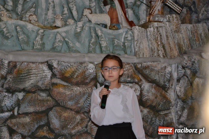 Zdjęcie w galerii na portalu naszraciborz.pl: Kolędowanie przy żłóbku - koncert w Tworkowie  wiadomości z regionu