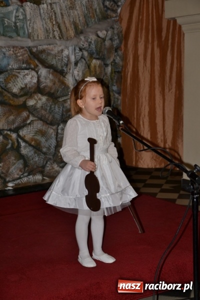 Zdjęcie w galerii na portalu naszraciborz.pl: Kolędowanie przy żłóbku - koncert w Tworkowie  wiadomości z regionu