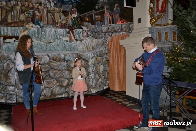 Zdjęcie w galerii na portalu naszraciborz.pl: Kolędowanie przy żłóbku - koncert w Tworkowie  wiadomości z regionu