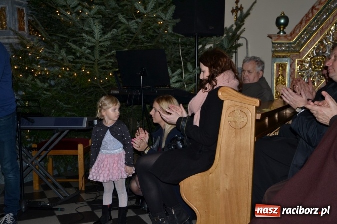 Zdjęcie w galerii na portalu naszraciborz.pl: Kolędowanie przy żłóbku - koncert w Tworkowie  wiadomości z regionu