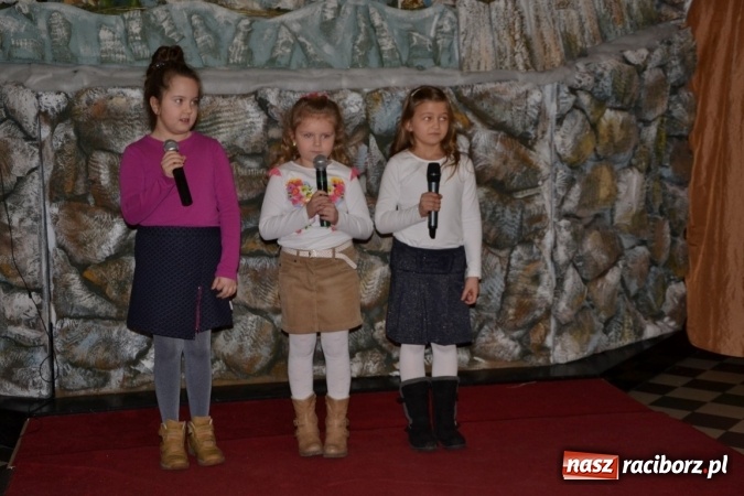 Zdjęcie w galerii na portalu naszraciborz.pl: Kolędowanie przy żłóbku - koncert w Tworkowie  wiadomości z regionu