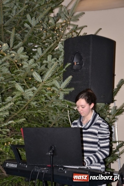 Zdjęcie w galerii na portalu naszraciborz.pl: Kolędowanie przy żłóbku - koncert w Tworkowie  wiadomości z regionu