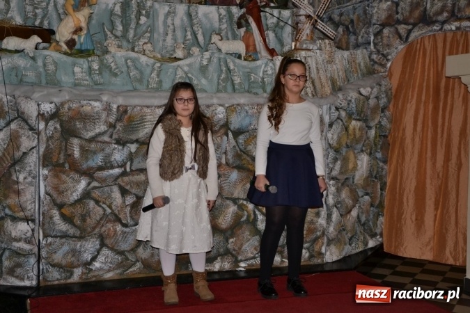 Zdjęcie w galerii na portalu naszraciborz.pl: Kolędowanie przy żłóbku - koncert w Tworkowie  wiadomości z regionu