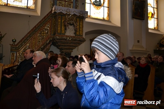 Zdjęcie w galerii na portalu naszraciborz.pl: Kolędowanie przy żłóbku - koncert w Tworkowie  wiadomości z regionu