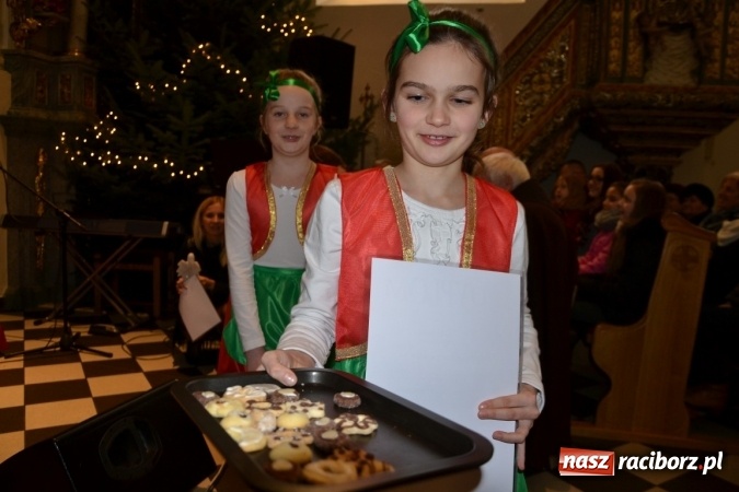 Zdjęcie w galerii na portalu naszraciborz.pl: Kolędowanie przy żłóbku - koncert w Tworkowie  wiadomości z regionu
