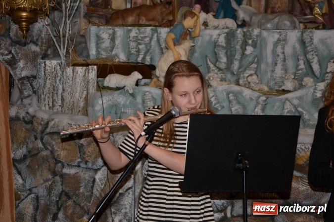 Zdjęcie w galerii na portalu naszraciborz.pl: Kolędowanie przy żłóbku - koncert w Tworkowie  wiadomości z regionu