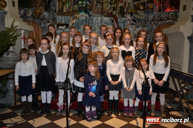Zdjęcie w galerii na portalu naszraciborz.pl: Kolędowanie przy żłóbku - koncert w Tworkowie  wiadomości z regionu