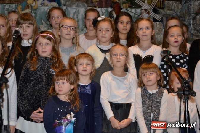 Zdjęcie w galerii na portalu naszraciborz.pl: Kolędowanie przy żłóbku - koncert w Tworkowie  wiadomości z regionu