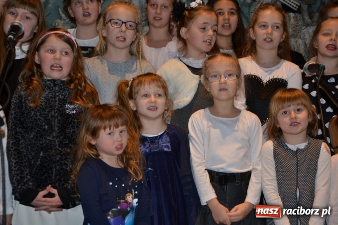Zdjęcie w galerii na portalu naszraciborz.pl: Kolędowanie przy żłóbku - koncert w Tworkowie  wiadomości z regionu