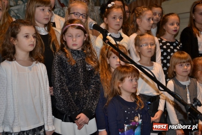 Zdjęcie w galerii na portalu naszraciborz.pl: Kolędowanie przy żłóbku - koncert w Tworkowie  wiadomości z regionu