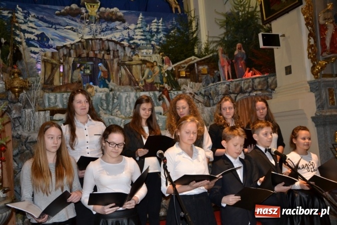 Zdjęcie w galerii na portalu naszraciborz.pl: Kolędowanie przy żłóbku - koncert w Tworkowie  wiadomości z regionu