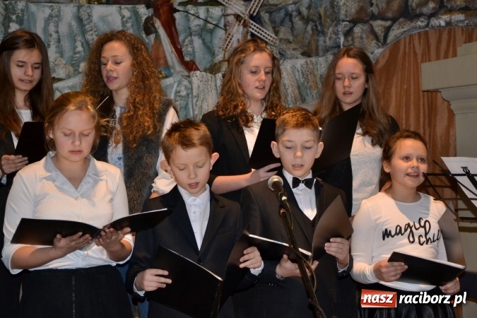 Zdjęcie w galerii na portalu naszraciborz.pl: Kolędowanie przy żłóbku - koncert w Tworkowie  wiadomości z regionu