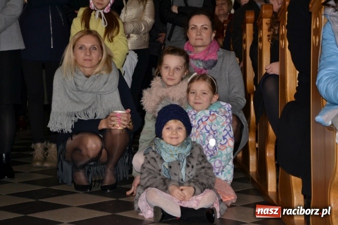 Zdjęcie w galerii na portalu naszraciborz.pl: Kolędowanie przy żłóbku - koncert w Tworkowie  wiadomości z regionu