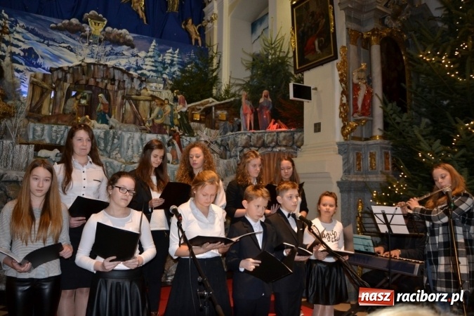 Zdjęcie w galerii na portalu naszraciborz.pl: Kolędowanie przy żłóbku - koncert w Tworkowie  wiadomości z regionu