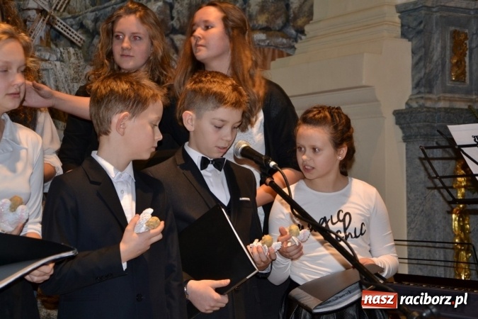 Zdjęcie w galerii na portalu naszraciborz.pl: Kolędowanie przy żłóbku - koncert w Tworkowie  wiadomości z regionu