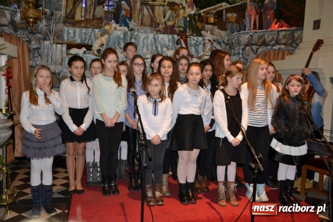 Zdjęcie w galerii na portalu naszraciborz.pl: Kolędowanie przy żłóbku - koncert w Tworkowie  wiadomości z regionu
