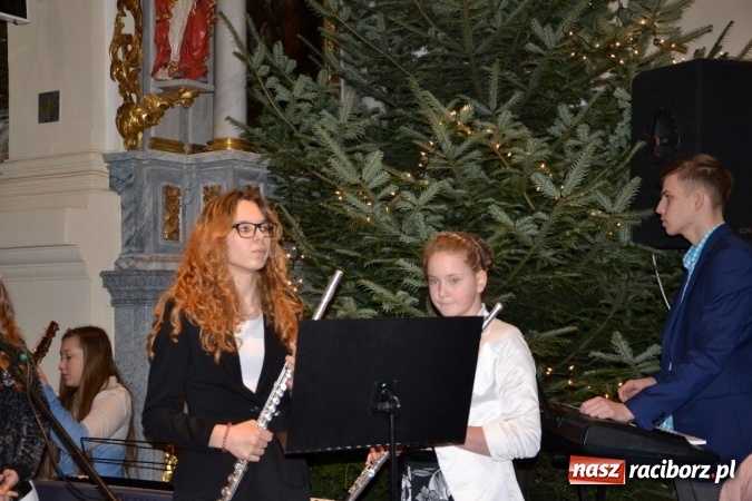 Zdjęcie w galerii na portalu naszraciborz.pl: Kolędowanie przy żłóbku - koncert w Tworkowie  wiadomości z regionu