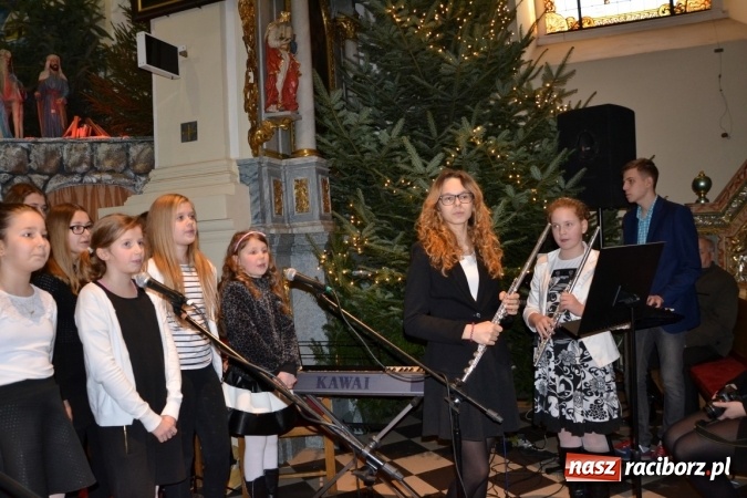 Zdjęcie w galerii na portalu naszraciborz.pl: Kolędowanie przy żłóbku - koncert w Tworkowie  wiadomości z regionu