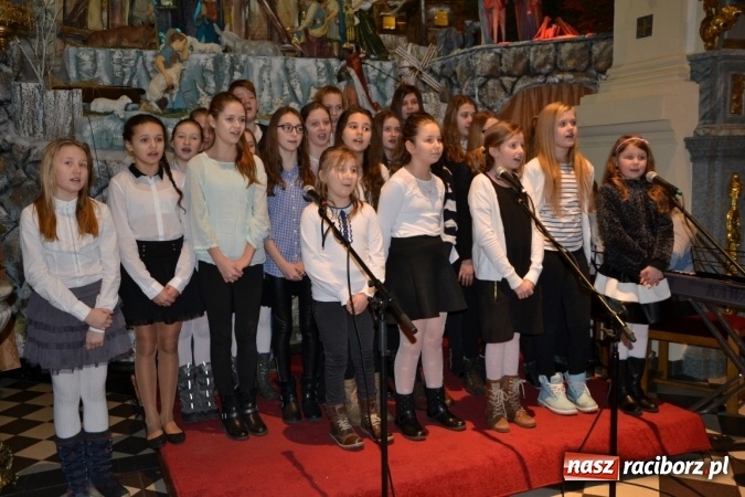 Zdjęcie w galerii na portalu naszraciborz.pl: Kolędowanie przy żłóbku - koncert w Tworkowie  wiadomości z regionu