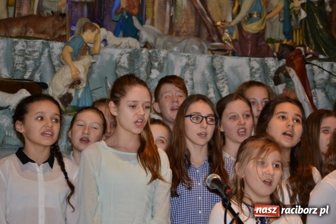 Zdjęcie w galerii na portalu naszraciborz.pl: Kolędowanie przy żłóbku - koncert w Tworkowie  wiadomości z regionu