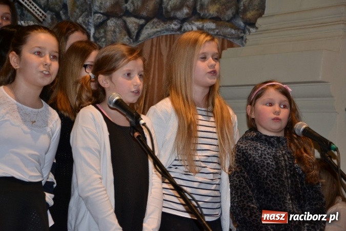 Zdjęcie w galerii na portalu naszraciborz.pl: Kolędowanie przy żłóbku - koncert w Tworkowie  wiadomości z regionu