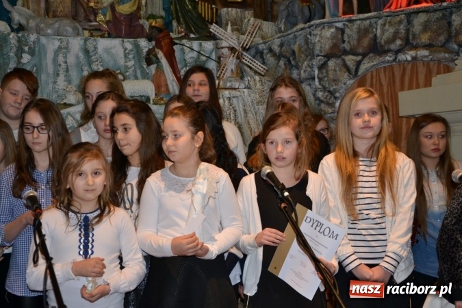 Zdjęcie w galerii na portalu naszraciborz.pl: Kolędowanie przy żłóbku - koncert w Tworkowie  wiadomości z regionu