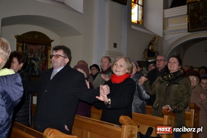 Zdjęcie w galerii na portalu naszraciborz.pl: Kolędowanie przy żłóbku - koncert w Tworkowie  wiadomości z regionu