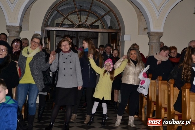 Zdjęcie w galerii na portalu naszraciborz.pl: Kolędowanie przy żłóbku - koncert w Tworkowie  wiadomości z regionu