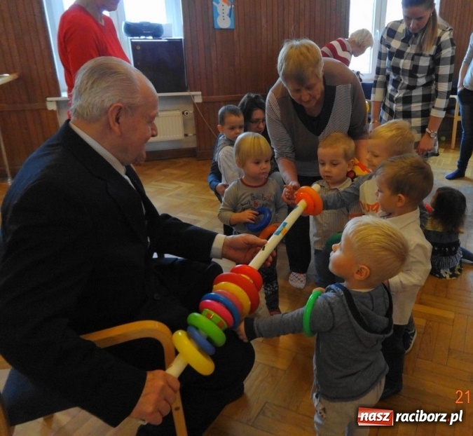 Zdjęcie w galerii na portalu naszraciborz.pl: Fikusie w Strzesze cieszą się z zimy wiadomości z regionu