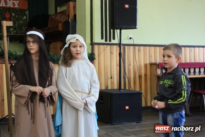 Zdjęcie w galerii na portalu naszraciborz.pl: Wiecz&oacute;r kolęd i jasełek w Borucinie wiadomości z regionu